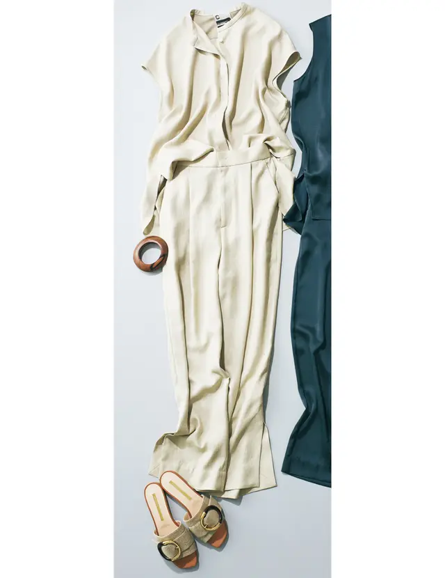 タックパンツのきちんと感も とろみ素材で今どきな表情に