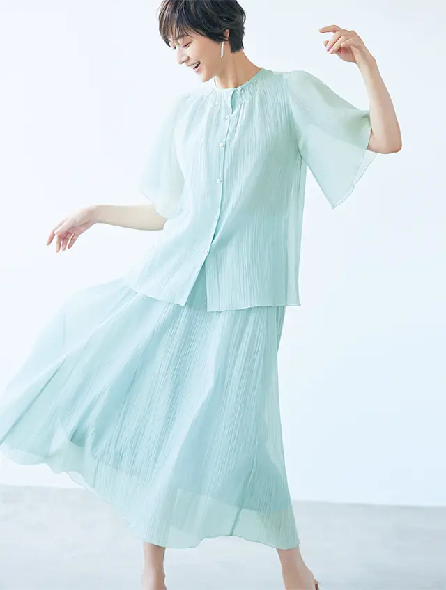 まるで空気をまとうような さわやかさに惹かれる 初夏のブラウス＆スカート
