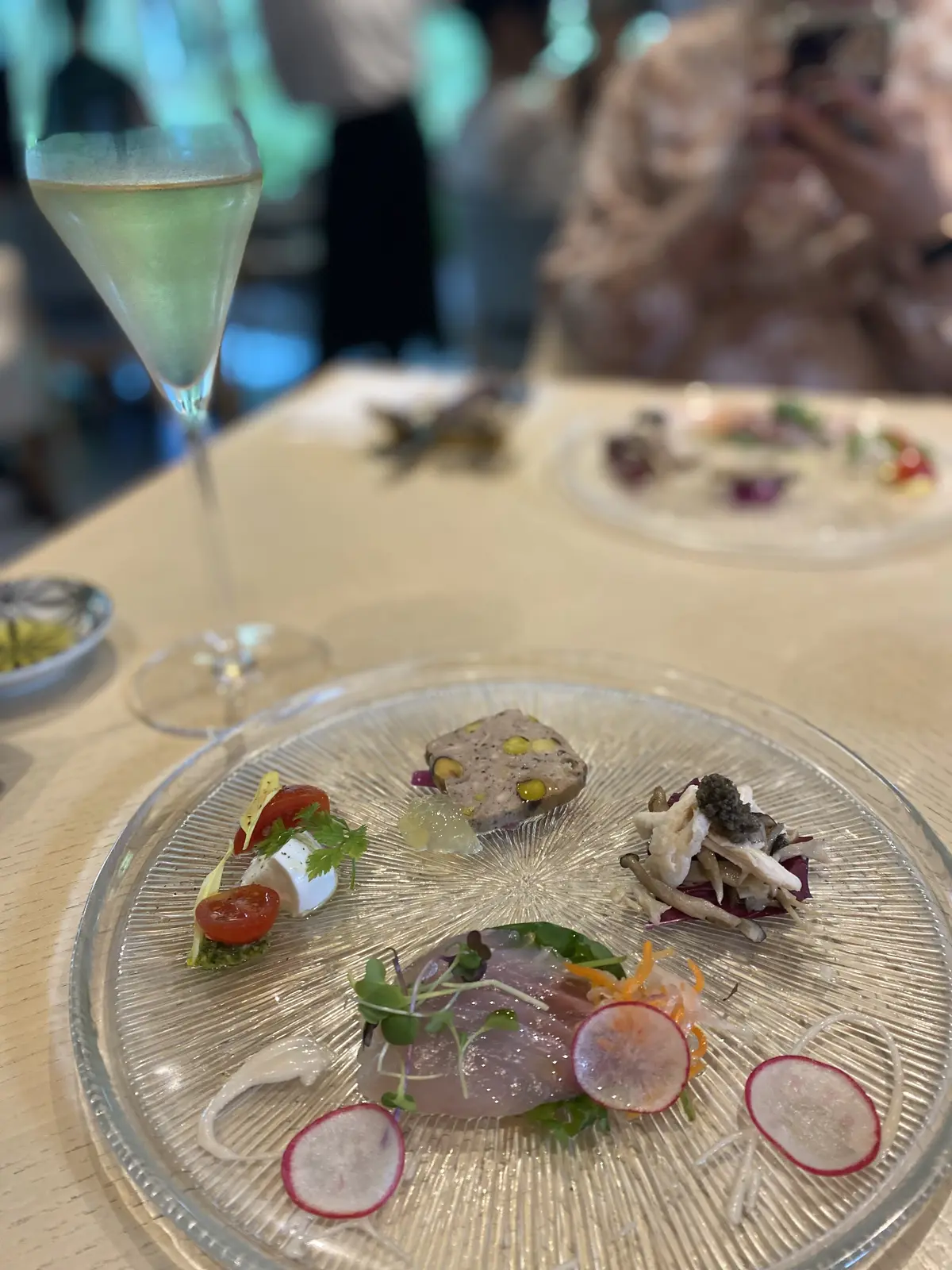 TEIEN Restaurant comodoの前菜盛り合わせ。カルパッチョ、きのこのマリネ、パテ・ド・カンパーニュ、フレッシュトマトとチーズなどをガラスプレートに美しく盛り付け。庭園美術館ランチのスタートを彩る前菜。