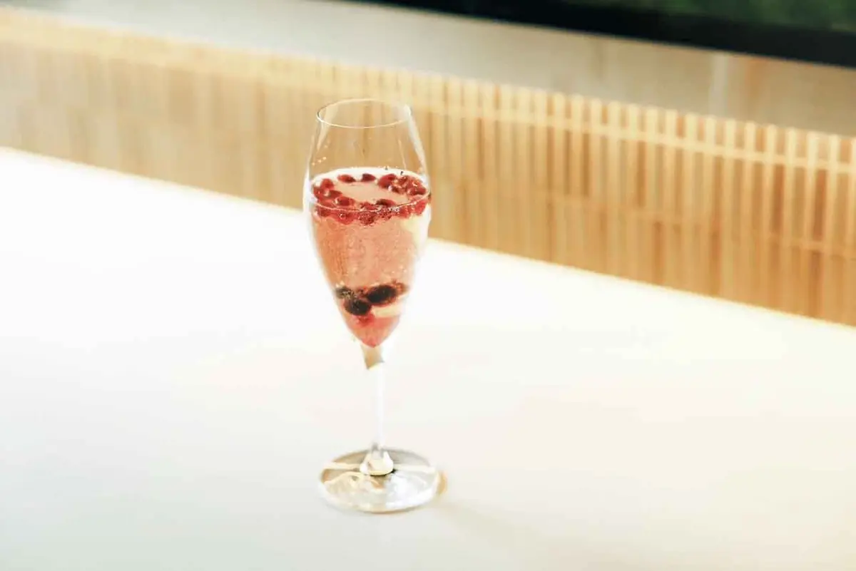 エルダーフラワーを合わせたシャンパーニュカクテル「ココ」￥2,500