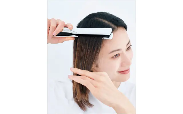 180℃くらいの高温でサッサッサッと3回くらいすばやくアイロンをすべらせてツヤ出しを。表面の毛束を引っ張りながら行うのも大切