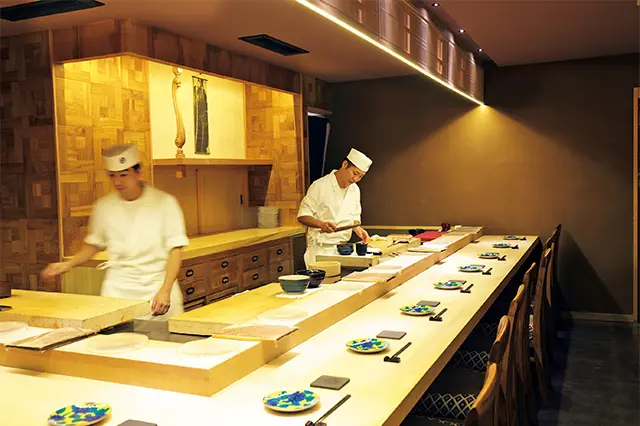 活気に満ちたカウンター。大将の斎藤氏は「コースの価格は安くても、いいネタをお出ししたい」と笑顔で語る