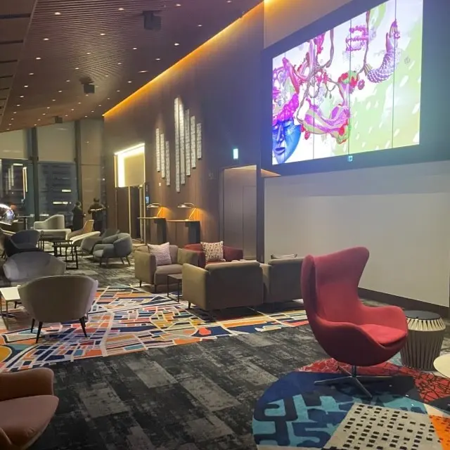 坂本龍一氏が音響を監修したプレミアムな映画館「109シネマズプレミアム新宿」のラウンジ