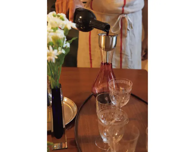 卓上で目をひく美しいガラス器たち。バカラやサンルイのアンティークのワイングラスはサイズ感だけそろえ、あえて1客ずつ異なるものをコレクション。「少しずつ違うグラスが並んでいるだけで食卓が楽しくなる」と中山さん