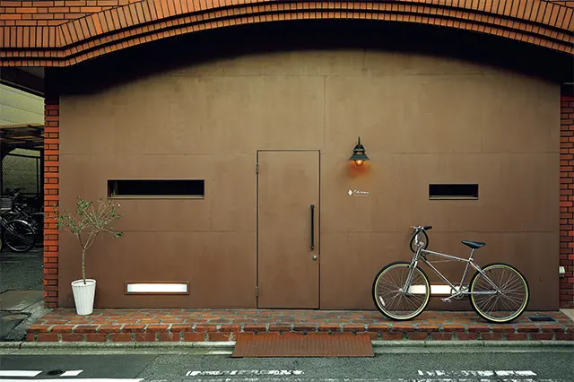 外観は壁も扉もぶどう色