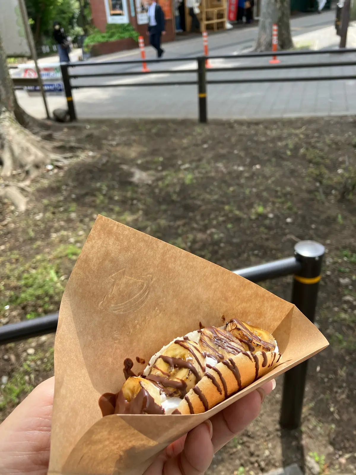 黒スニーカー　吉祥寺食べ歩き　オリーブサンド　terakoya 吉祥寺　ワンハンドグルメ　アサイーボール　武蔵野八幡宮　御朱印　PUMAメイズ