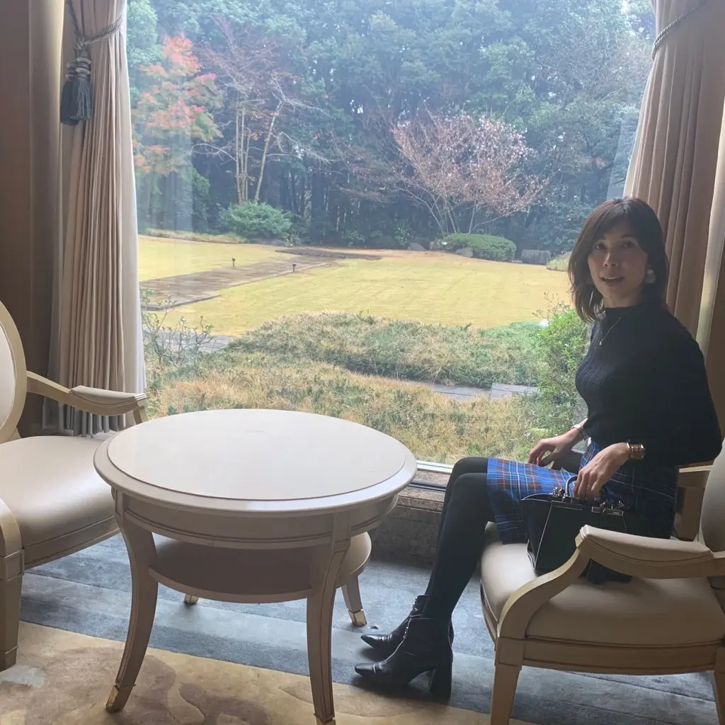 逸品キャメルコートを着てもみの木のツリーの画像_3