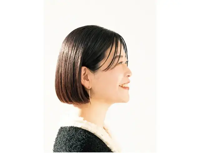 根元は暗めで、色が抜けていく毛先に向けてグラデーションになるように