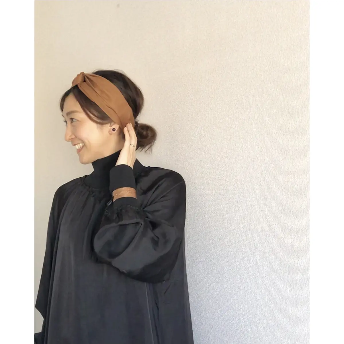 小物で楽しむ黒サテンワンピ❤︎の画像_3