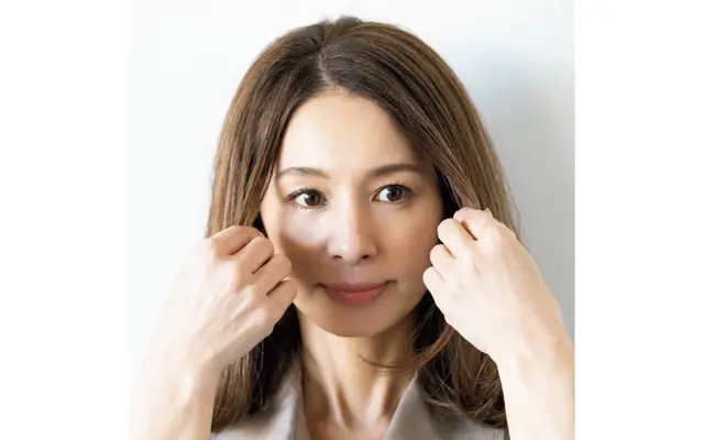 手に残っているオイルを顔まわりと表面の髪にもなじませる