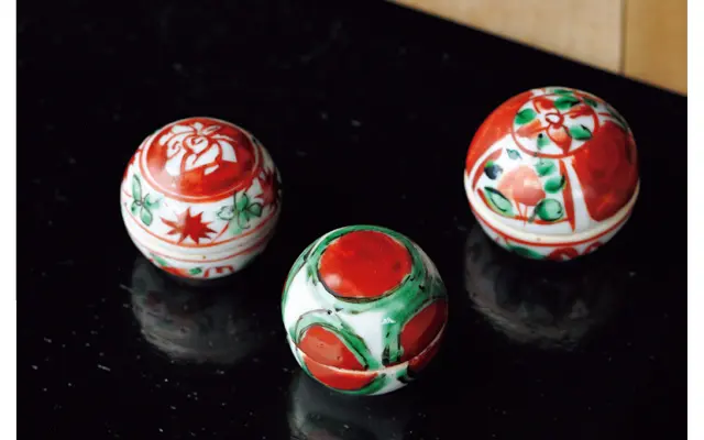 極々小体な香合。お香はもちろんのことピアスなどを入れても。どちらも四代目の作