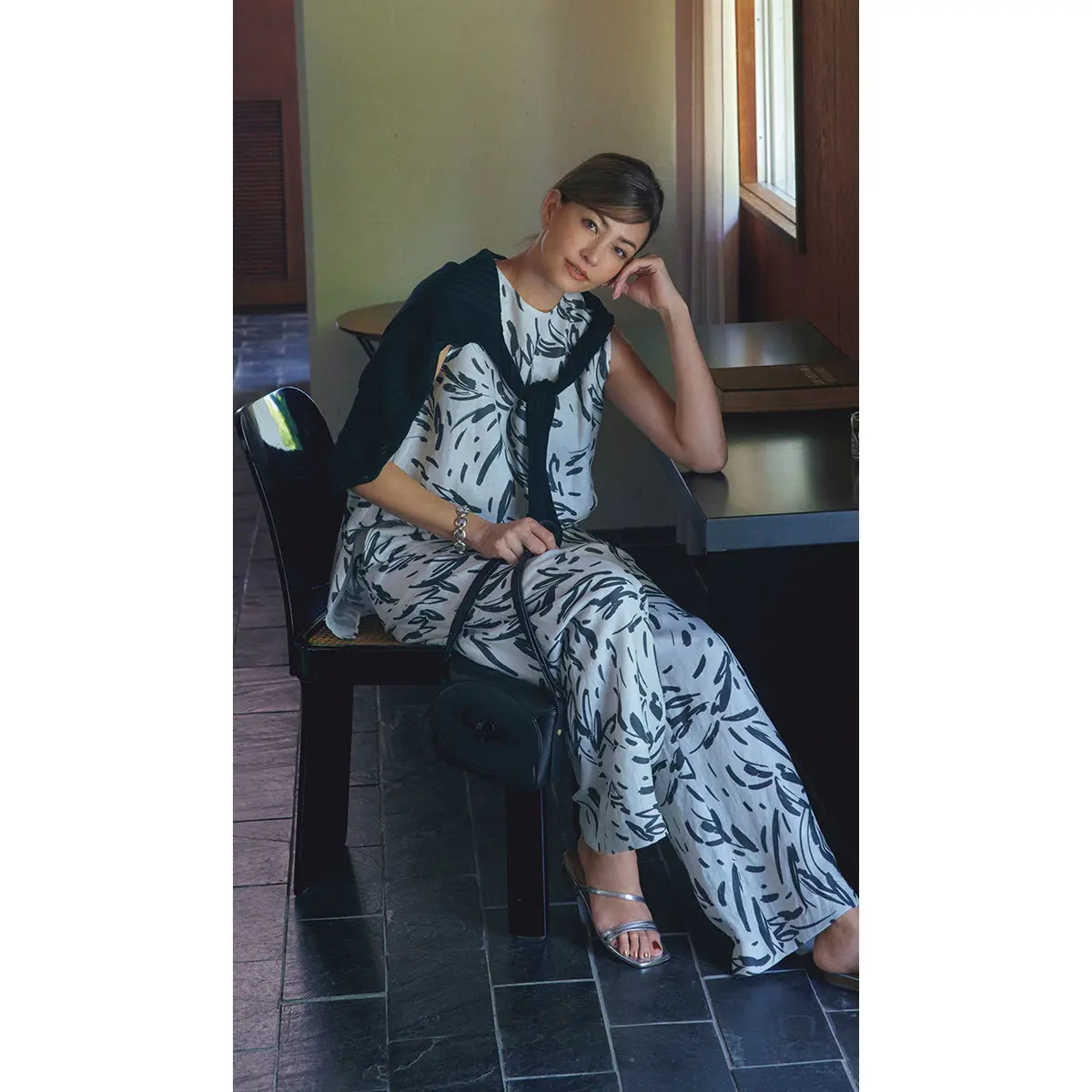 モノトーンのペイント柄セットアップを着たモデル・RINA