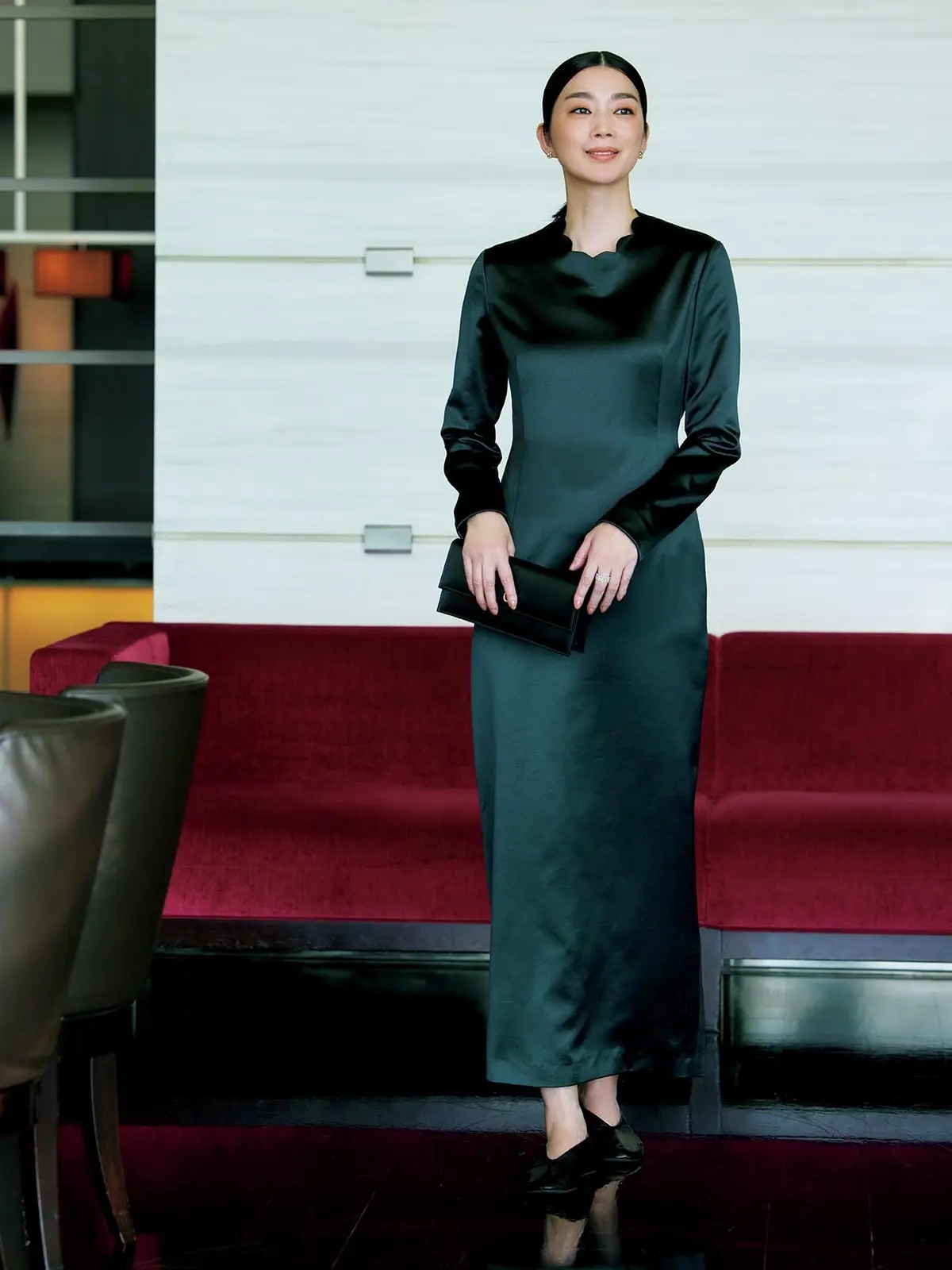 シルクサテン地にきわだつ スカラップネックの気品