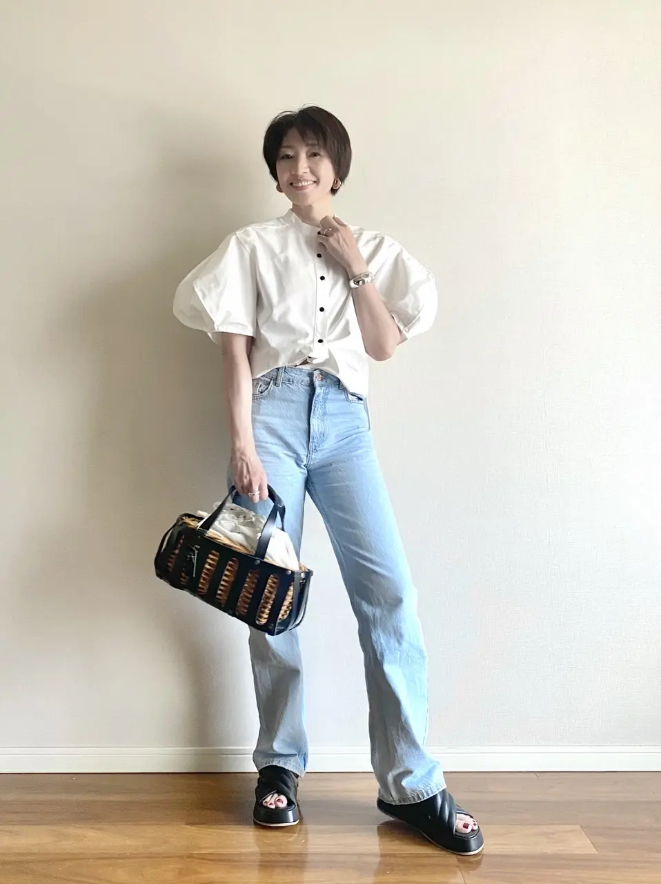 ポワン袖ブラウス＋ZARAの淡色デニムで甘辛コーデ①