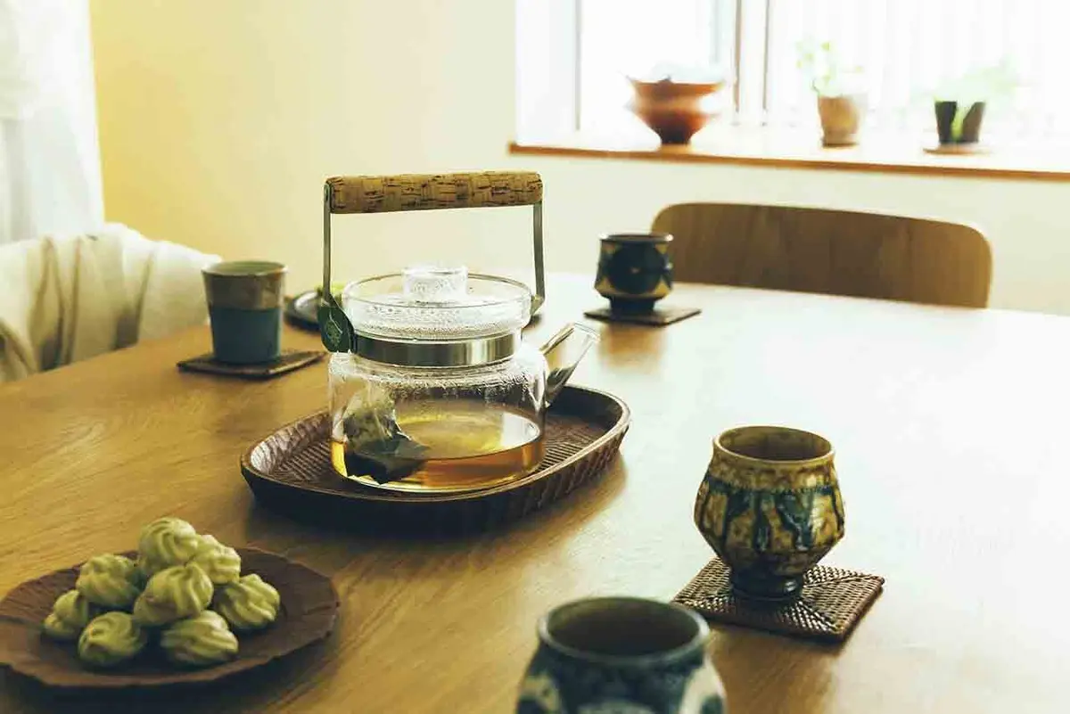 ガラスのポットはスウェーデンのヴィンテージでシグネ ペーション メリンによるデザイン。湯飲みは吉野瞬、菓子皿は濱端弘太