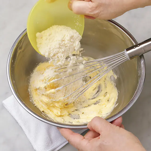 続けてアーモンドパウダー、レモンの皮、レモン汁を加え混ぜる。