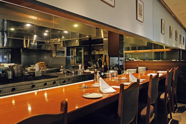 数々の文化人も愛したカウンター席