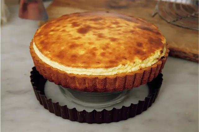 型からはずす。高さのある器などにのせるとうまくはずれる。