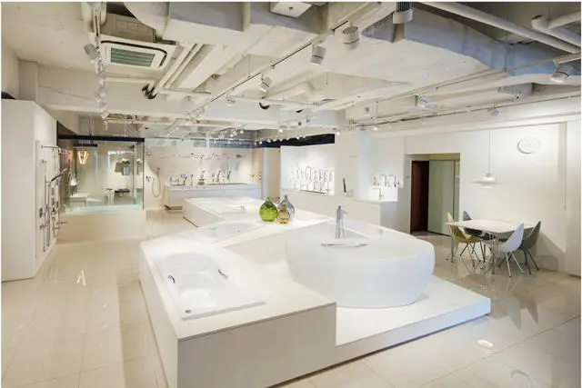 扱うブランドは20社近く。洗面・手洗器用、キッチン用、シャワー用などの水栓が並ぶコーナーも。手前はバスタブ