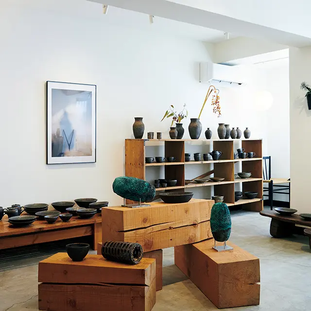 30人以上の作家の器が並ぶ「AELU GALLERY」