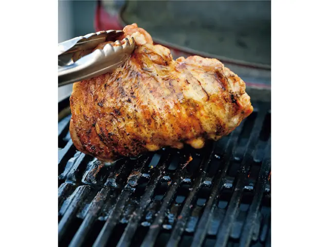 鶏肉は皮目からよく焼くと、パリッとジューシーに。脂もほどよく落ちて◎