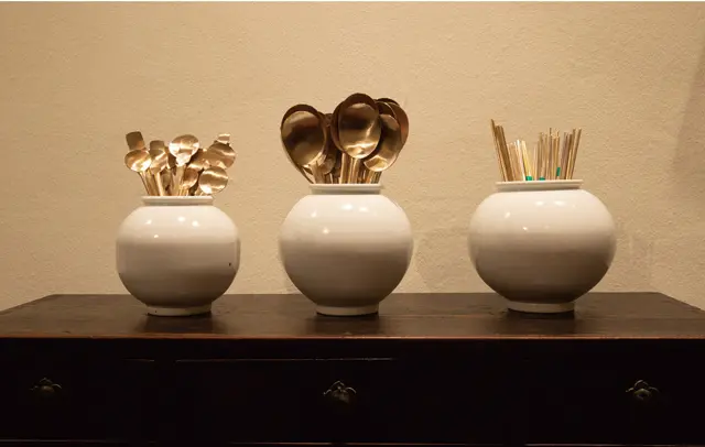 真ちゅうのスッカラは各W7,000、日本ではあまり見かけないミニサイズや箸は各W10,000