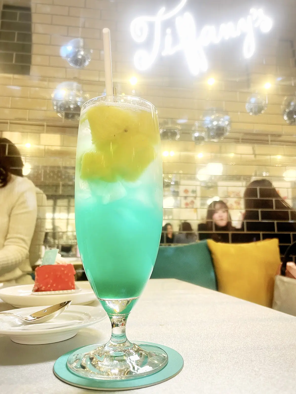 Tiffany Café & Pop-up Store @ ANNIVERSAIRE 表参道。ティファニーカフェ。アニヴェルセルカフェ 表参道。表参道。白。ニット。白ニット。pool studio alivier。プール スタジオ オリヴィエ。グレーパール。デザインネックレス。ネックレス。ICB。スイーツ。ケーキ。ショコラ。チョコケーキ。ショコラケーキ。ティファニーブルー。ジュース。