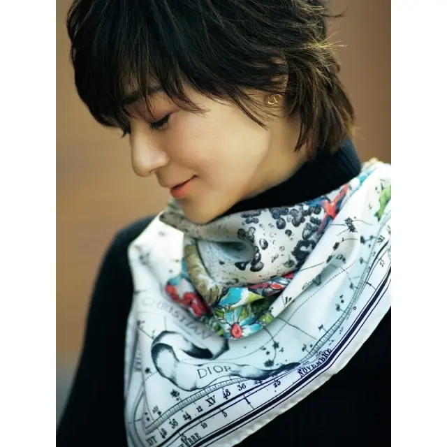 ディオールのスカーフの富岡佳子