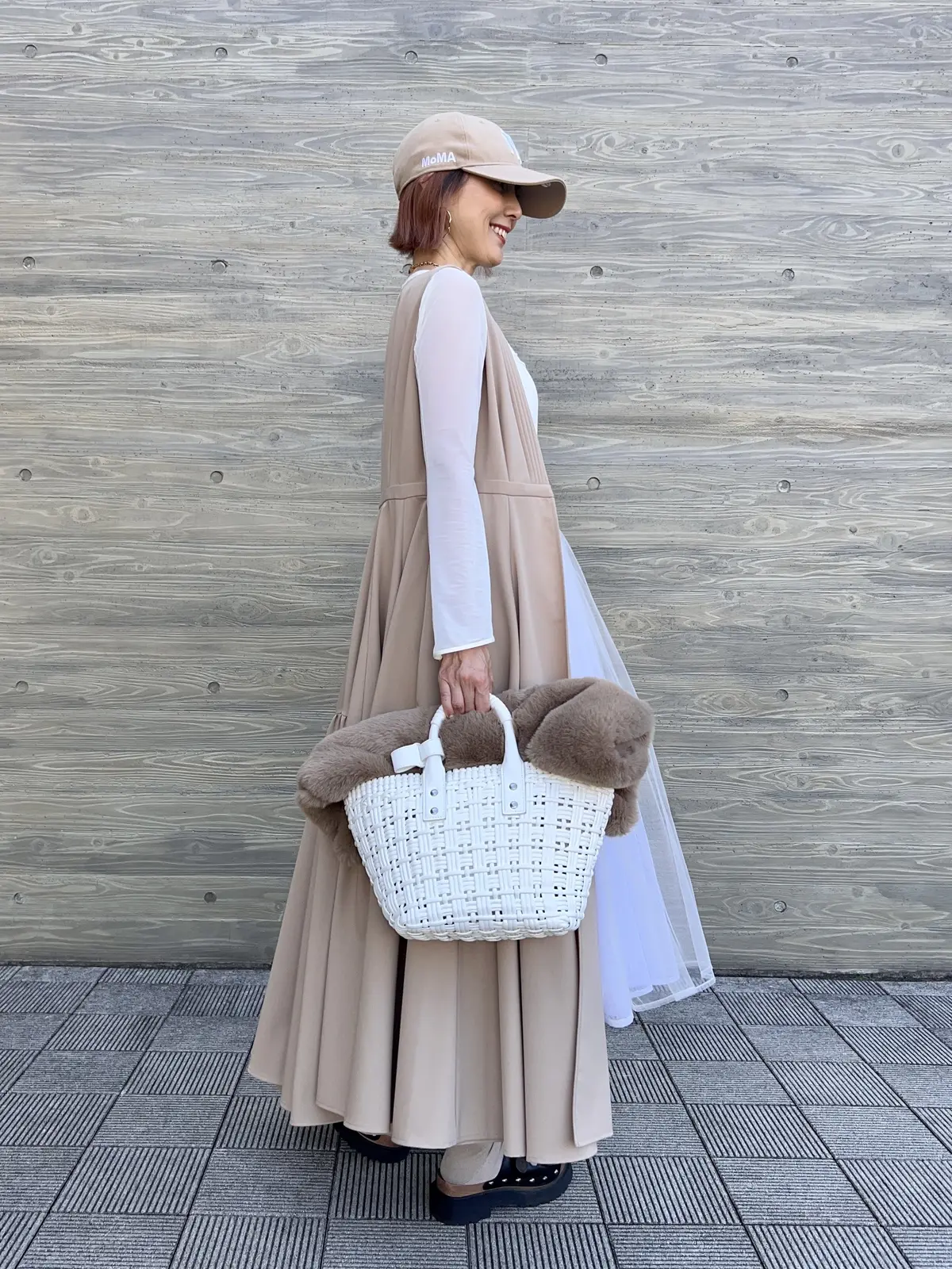 ベージュのロングジレ着回しコーデの画像_7