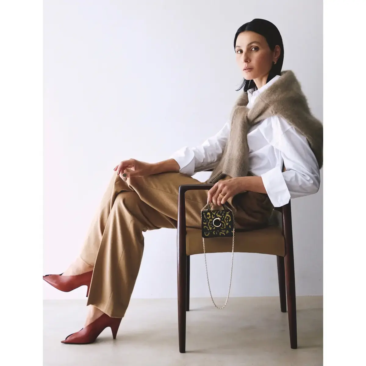 コンサバな白シャツ×ベージュパンツのコーデにレオパード柄ミニバッグで今どきなスパイスをオン！気温14℃