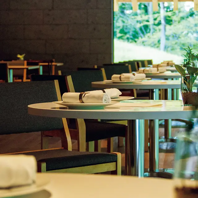 　テーブルから自然を眺められる「レストランμ」