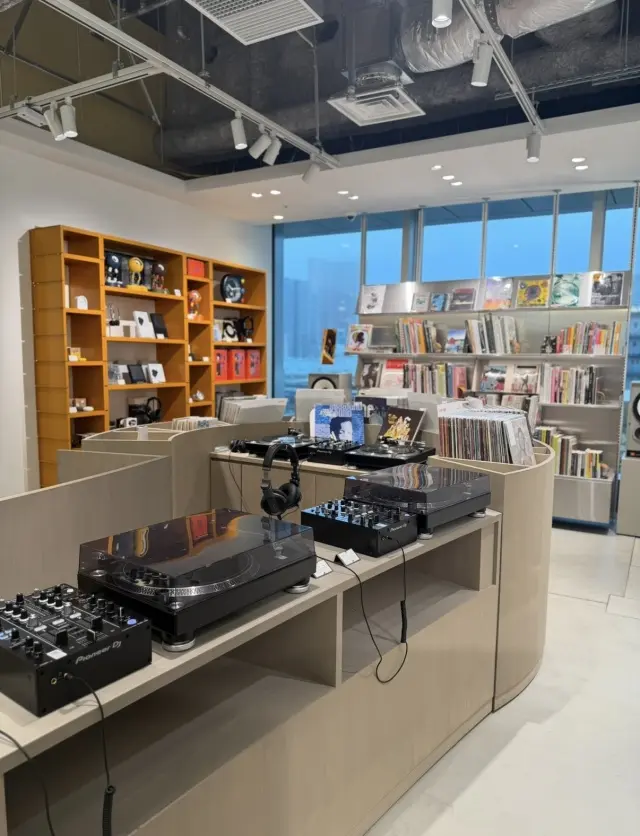 先月オープンのニューマン高輪、新しいスタの画像_4