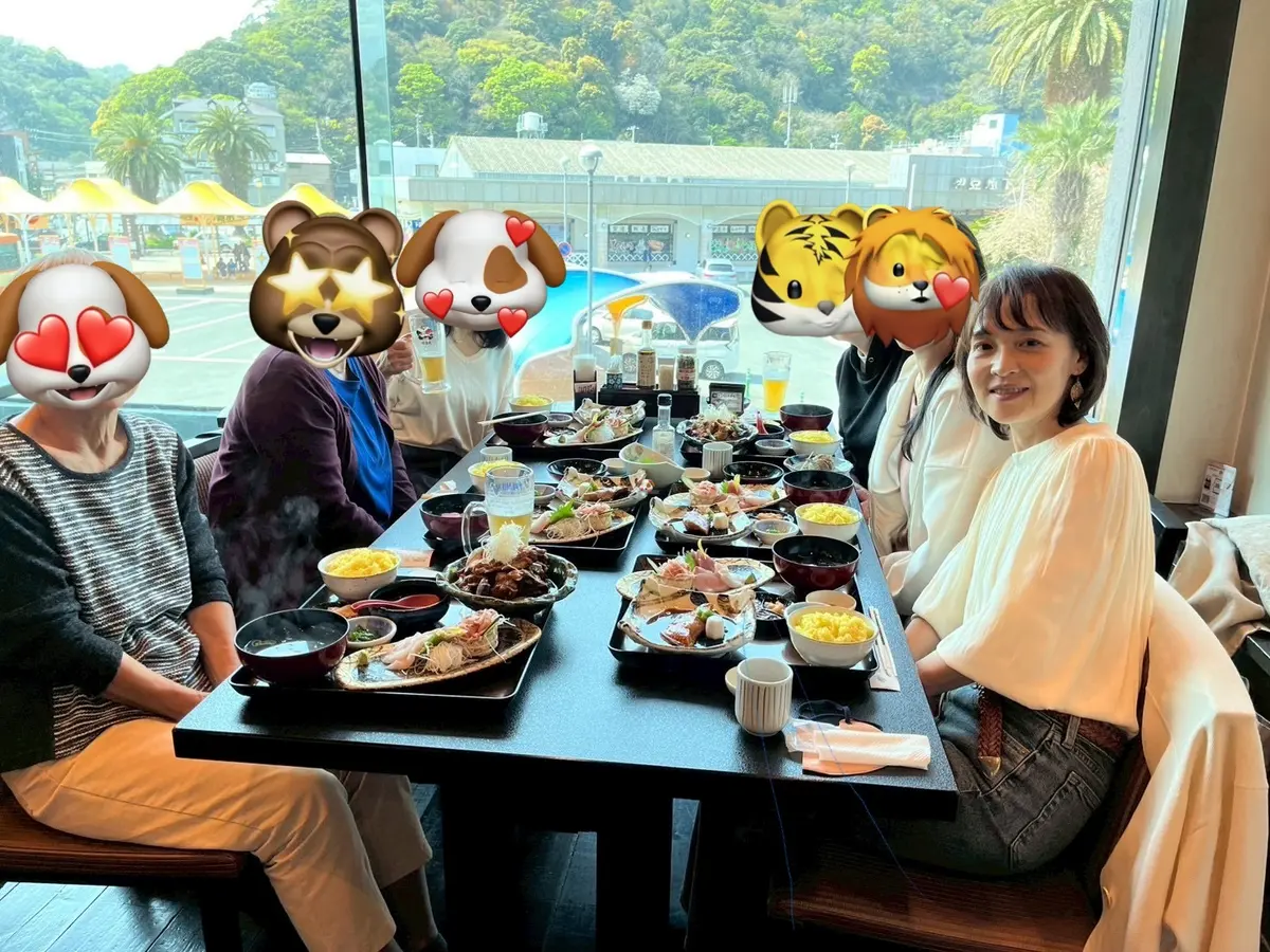 下田の名物料理を食する女性６人組