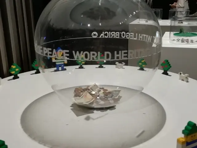 地球を模した透明の募金箱