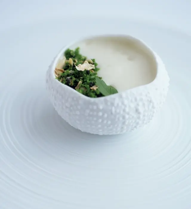 「青森県 雲丹×菊芋」。菊いものエスプーマを、ほんのり温めたウニと合わせたスペシャリテ