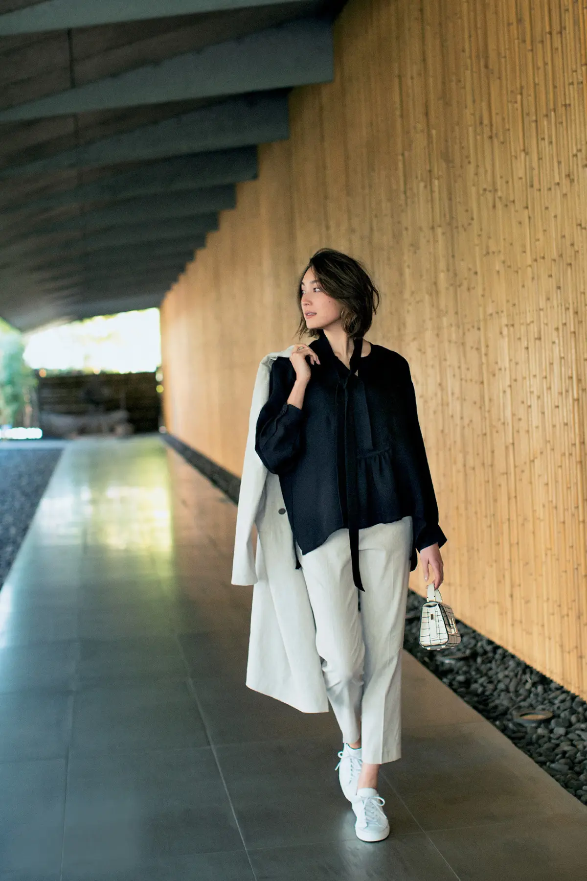  きれいめシーンでも臆せず過ごせる、白のの画像_2