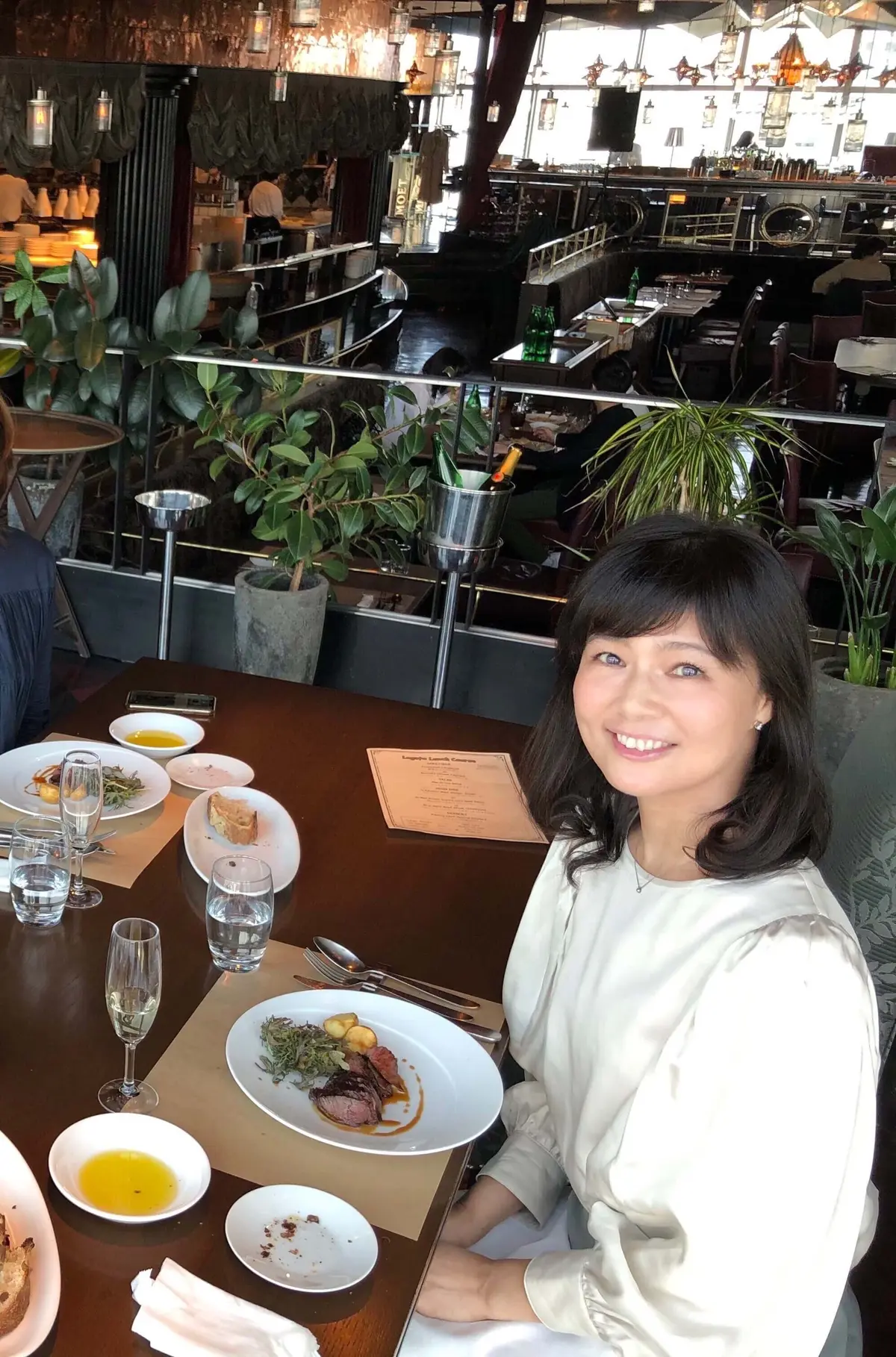 記念写真。店員さんに撮影をお願いしたら快く角度を変えてたくさん撮ってくれた一枚。一番上の角度の写真。