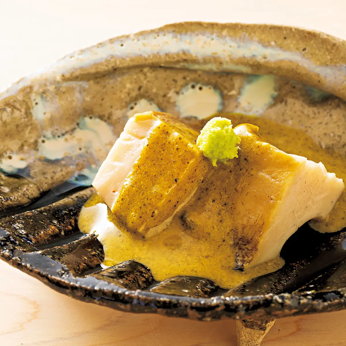 京都の三条京阪にある寿司店「鮨 楽味」のアワビ