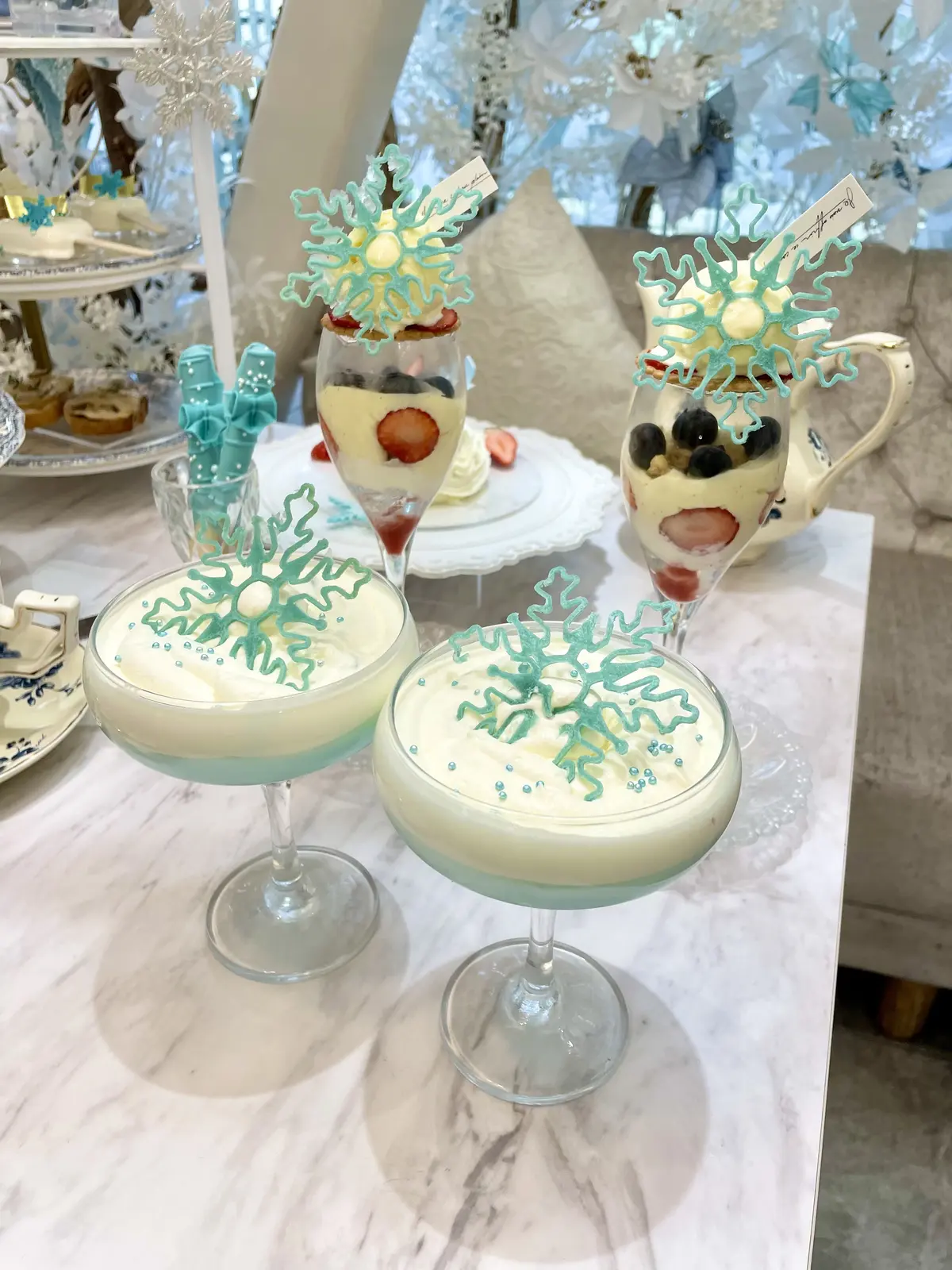パフェ、イチゴパフェ、ベリーパフェ、雪の結晶、北海道ミルクアイス、ミルキーイチゴパフェ、haute couture cafe、haute couture cafe表参道、表参道カフェ、オートクチュールカフェ、オートクチュールカフェ表参道、表参道グルメ、表参道アフタヌーンティー、期間限定、期間限定アフタヌーンティー、スイーツ、可愛いスイーツ、雪の結晶、冬スイーツ、クリスマスアフタヌーンティー、スペシャルドリンク、乾杯ドリンク、ホワイトモカ、パステルブルー、ティファニーブルー、