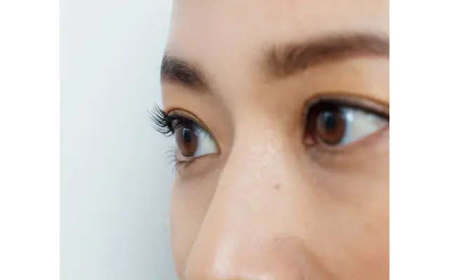 黒マスカラでさりげなくフレームを強調