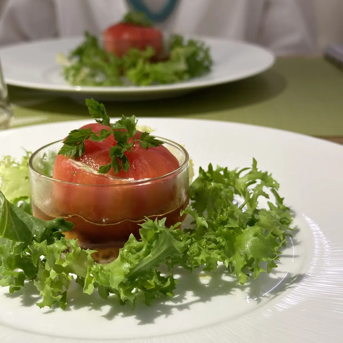 「BLUE BRICK LOUNGE」料理　ズワイガニとアボカドのトマトファルス