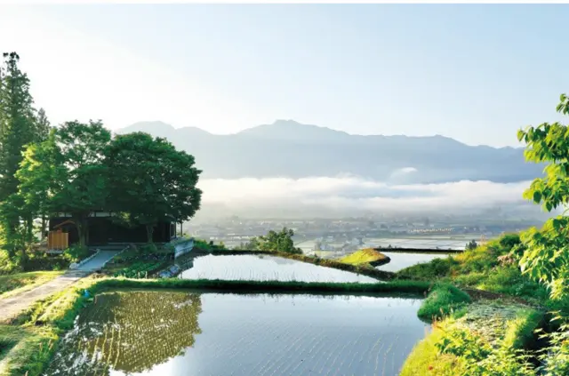 一面に棚田が広がる丘に立つ、築150年の庄屋を改築した一軒家「IZUMI」