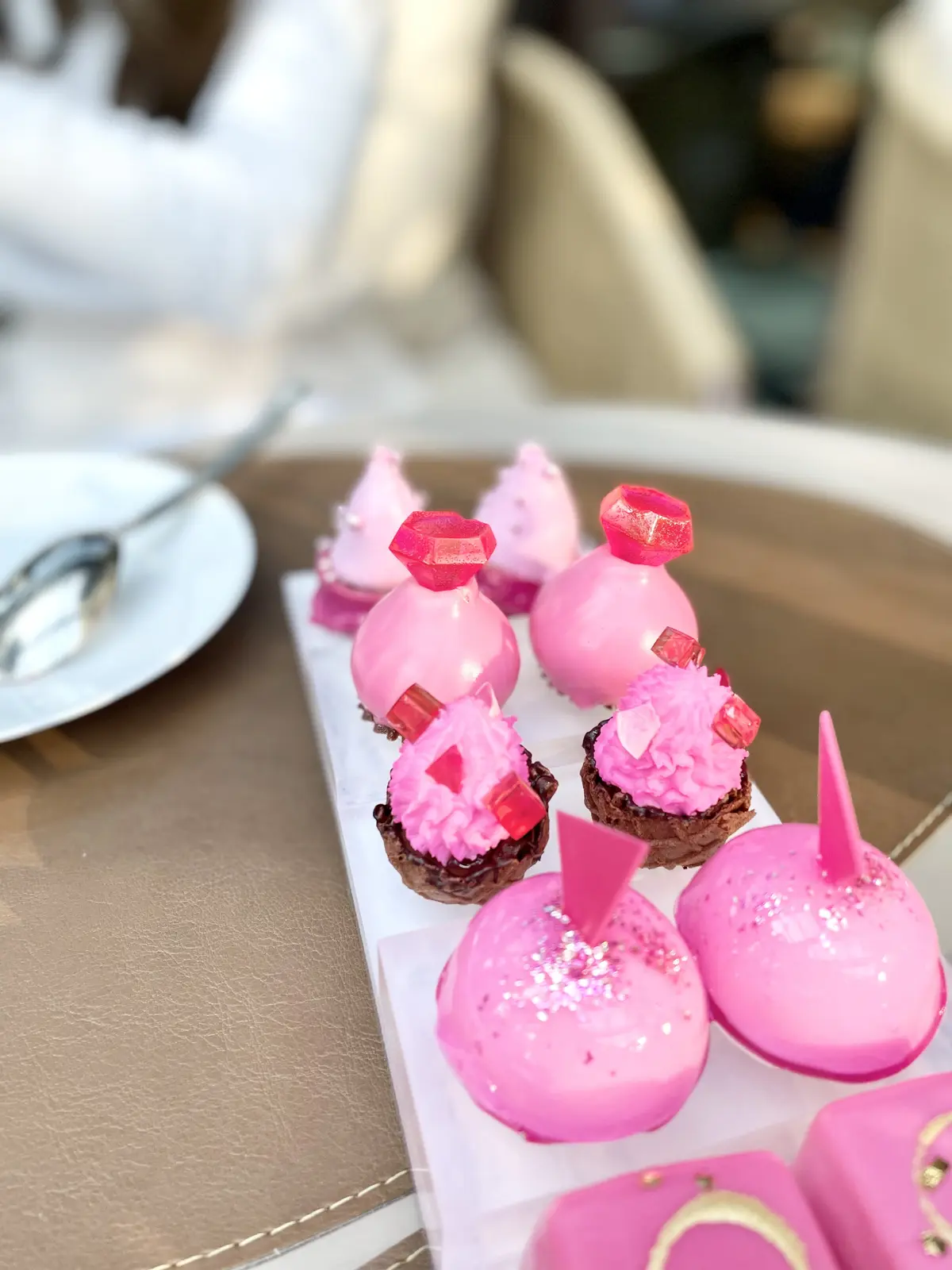 District – Brasserie, Bar, Lounge、キンプトン新宿東京、ディストリクト ブラッスリー・バー・ラウンジ、テラス、テラス席、ソファ、ソファ席、ランチ、アフタヌーンティー、いちごアフタヌーンティー、新宿、ホテル、いちご、暖かい、さりげない、テーブル席、イチゴ、苺、いちご、ピンク、アフタヌーンティー、いちごアフタヌーンティー、ピンクアフタヌーンティー、ドリンクフリー、飲み放題、ドリンク飲み放題、紅茶、ハーブティー、カフェ、コーヒー、ミルクティー、ロイヤルミルクティー、煎茶、特上煎茶、特別感、ランチ、カフェ、可愛い、綺麗、美味しい、楽しい、嬉しい、爽やか、新鮮、可愛い、綺麗め、きれいめ、楽しい、嬉しい、幸せ、爽やか、気持ちいい、気持ちのいい空間、くつろぐ、ゆったり、プライベート感、特別感、貸し切り状態、新鮮、爽やか、穏やかな時間、寛ぐ、くつろぐ空間、くつろぐ席、ストロベリー、ストロベリードリンク、スパークリング、いちごスパークリング、スペシャルドリンク、苺スパークリング、イチゴスパークリング。