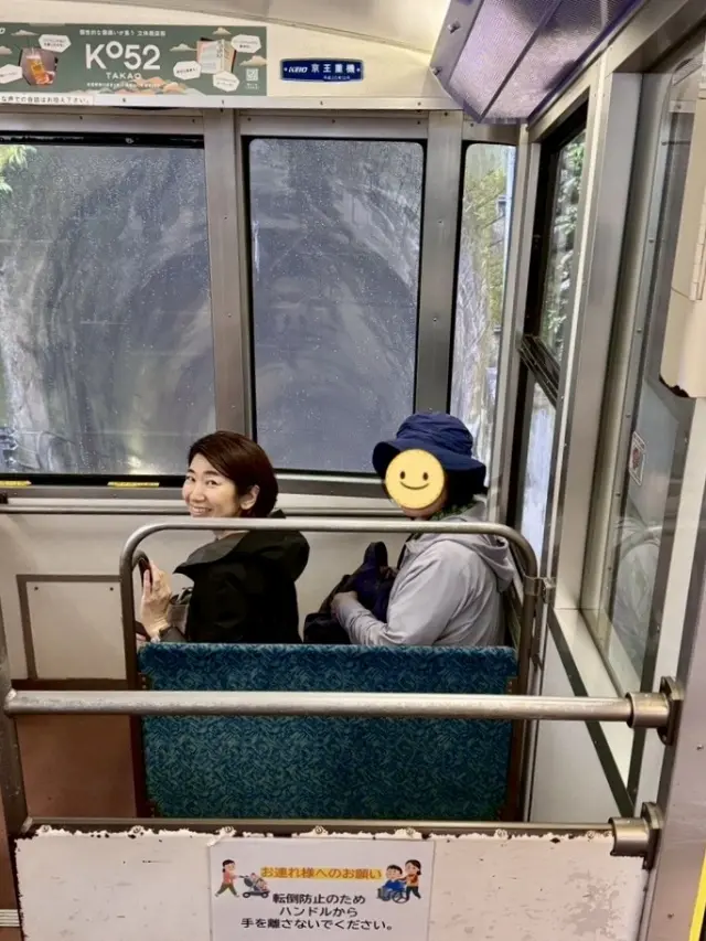 高尾山登山電鉄・ケーブルカー。日本一の急勾配（31度18分）を下りていく。