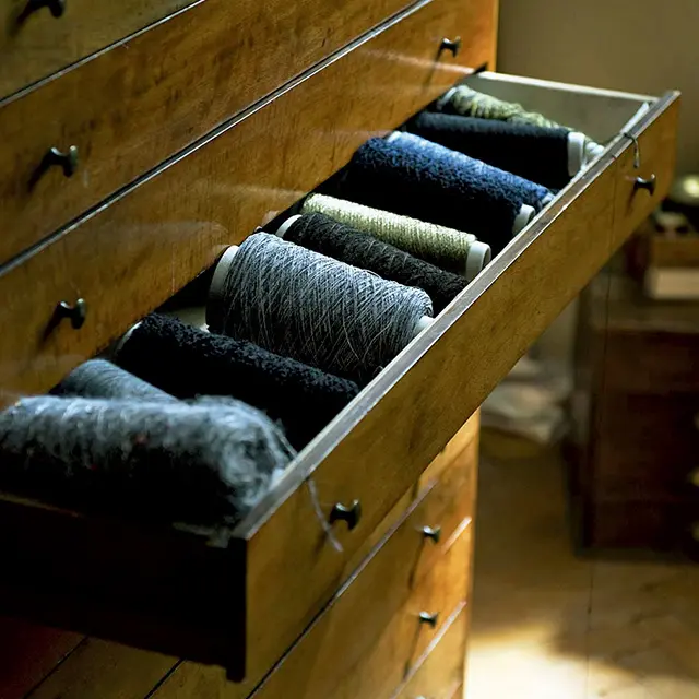 さまざまな素材や色で、ていねいに確実に紡がれていくツイ ード生地。