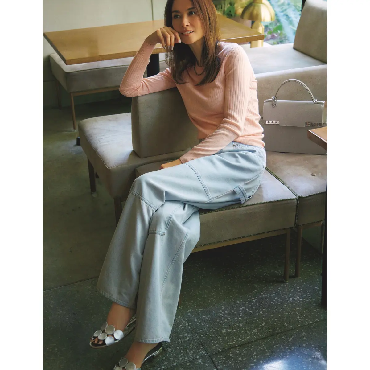 サーモンピンクのリブニットに薄ブルーのデニムワークパンツを合わせたコーディネート　モデル・ブレンダ