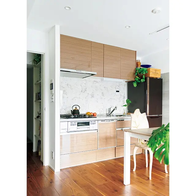 キッチンはリフォ ーム前と同じシリーズの新しいも のに差し替え。