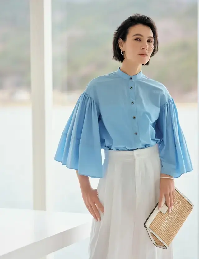 ブルーのもつ清冽さと華やかなオーラを同時に