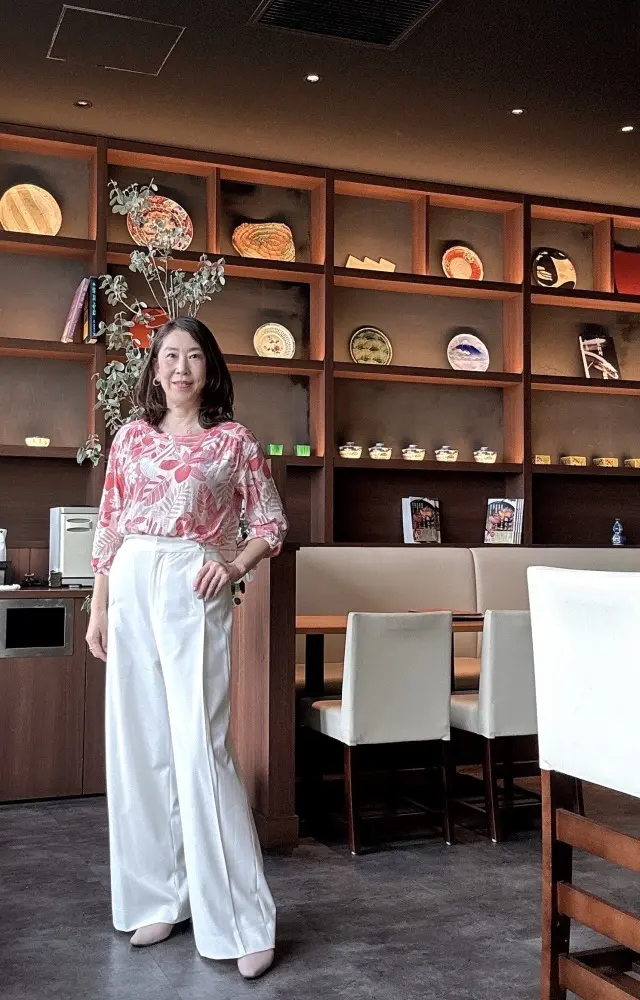 優美なセミワイドホワイトパンツで軽やかにの画像_2