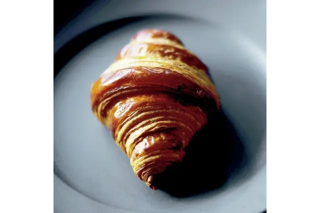 しっかり発酵させた生地のテクスチャーとバターの香りを楽しむクロワッサン￥350